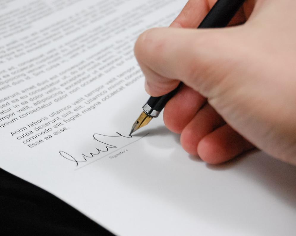 Pozor na ústne dohody! Realitná kancelária a klient musia mať písomnú zmluvu.