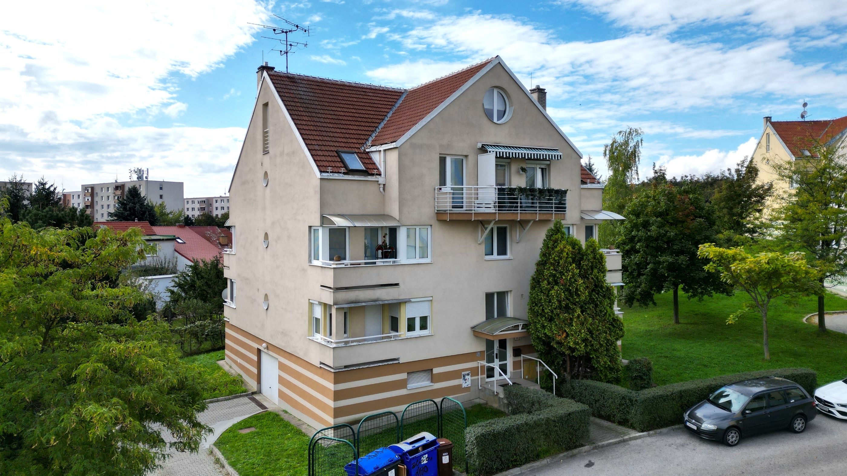Na predaj zariadený klimatizovaný 2-izbový mezonetový byt s balkónom – Nitra