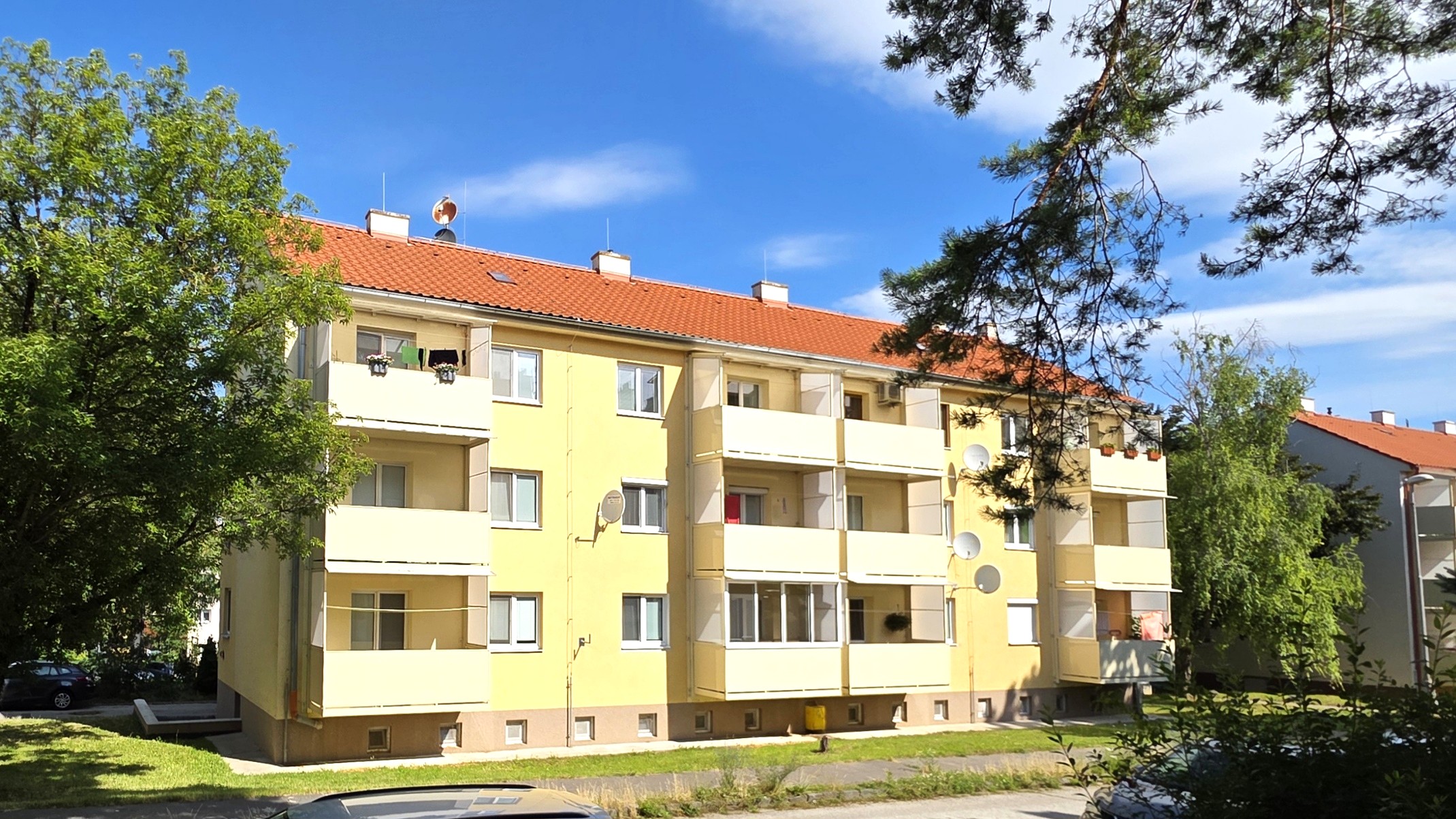 PREDANÉ - Na predaj zariadený 2-izbový byt v tichej lokalite centra mesta Nitra.