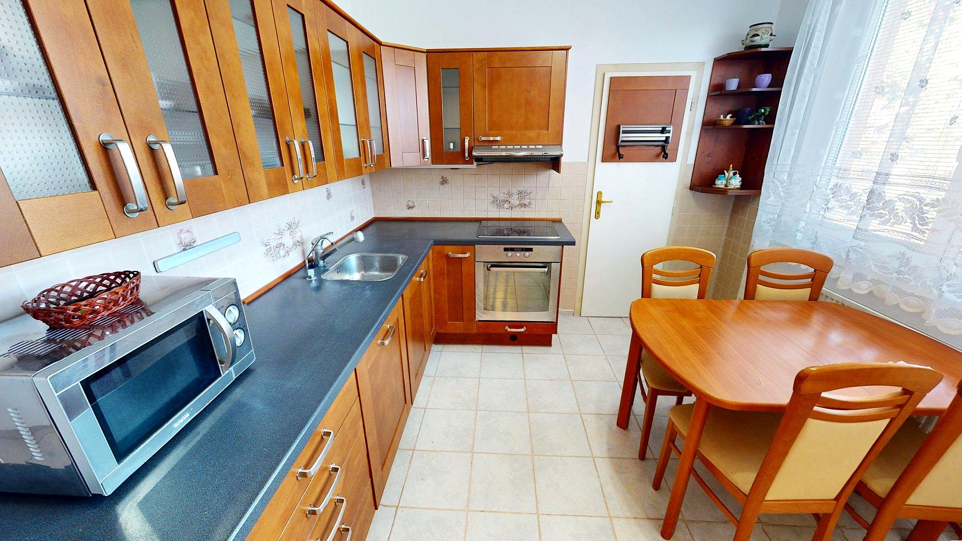 Na predaj veľký zariadený 3-izbový byt prerobený na 4-izbový Nitra – Klokočina.