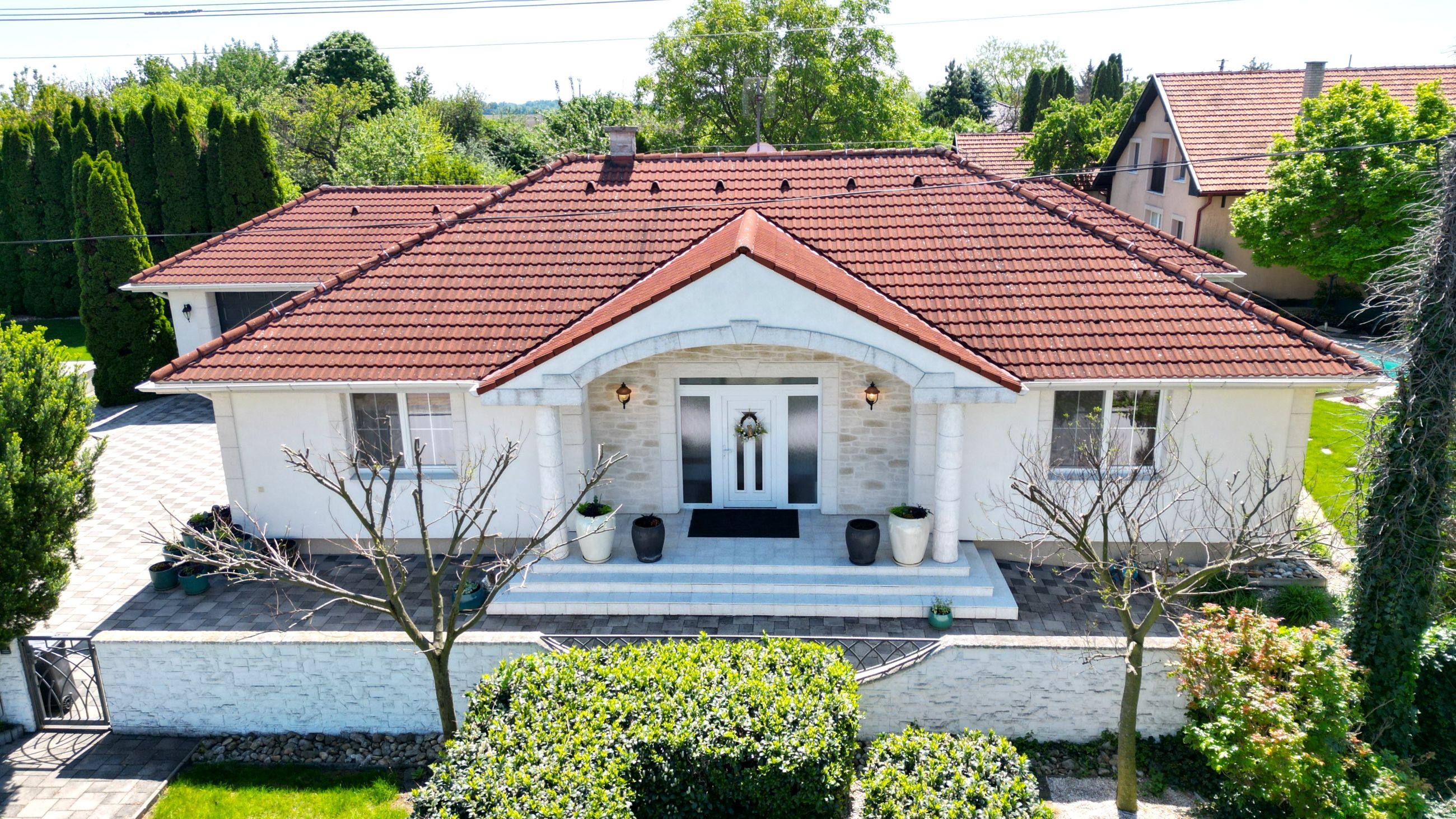 Na predaj moderný zariadený bungalov s bazénom v obci Komjatice