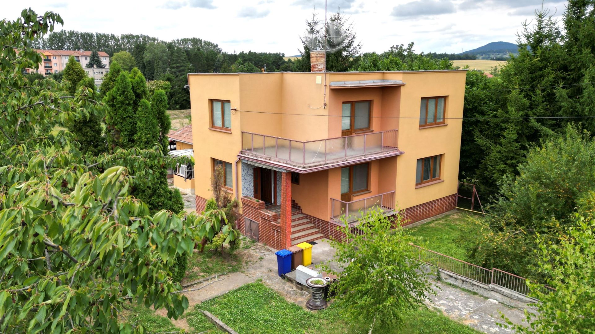 Na predaj 4-izbový poschodový rodinný dom s pekným pozemkom v obci Čeladice.