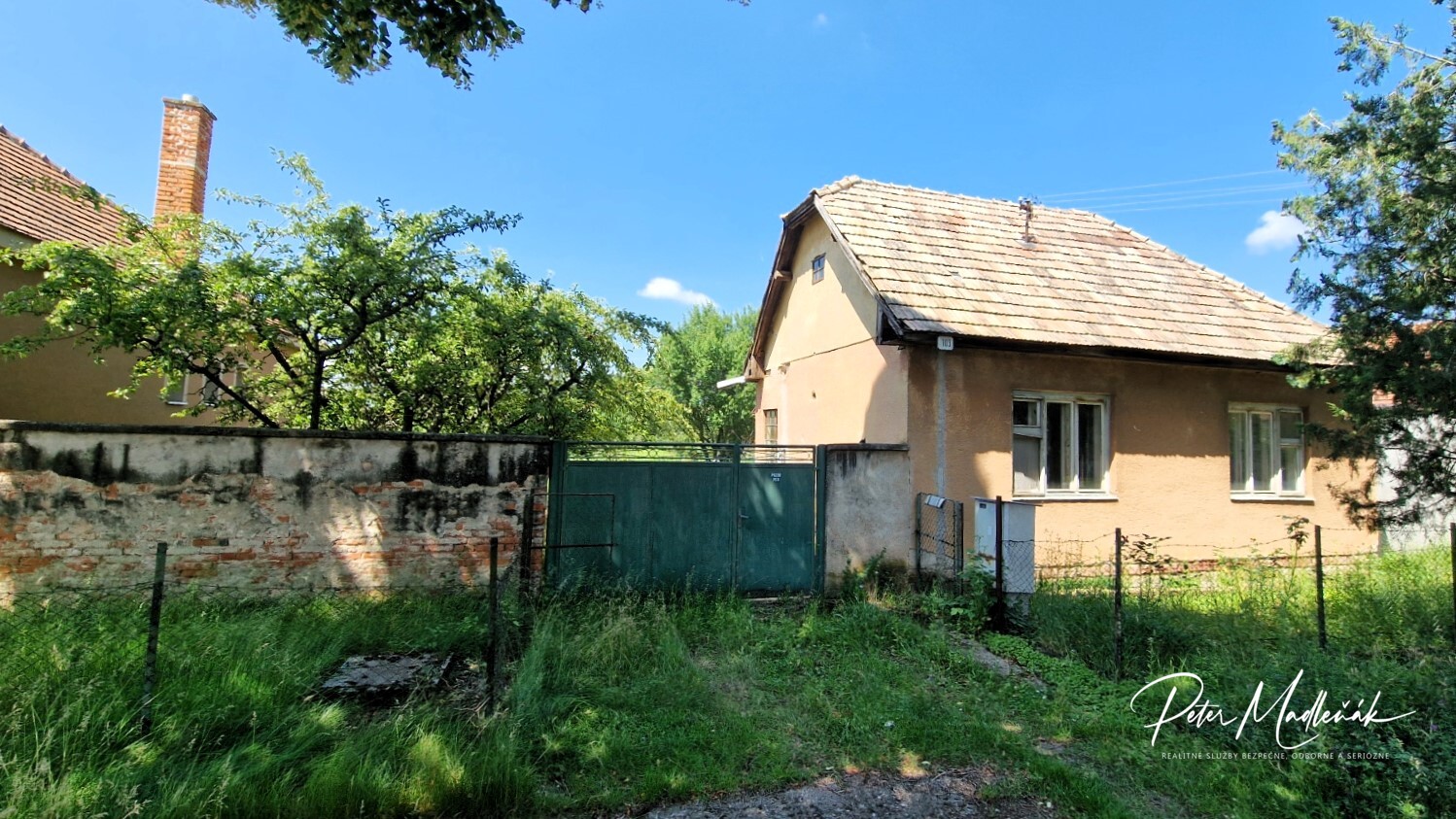 Na predaj 20á pozemok so starým domom v obci Belince.