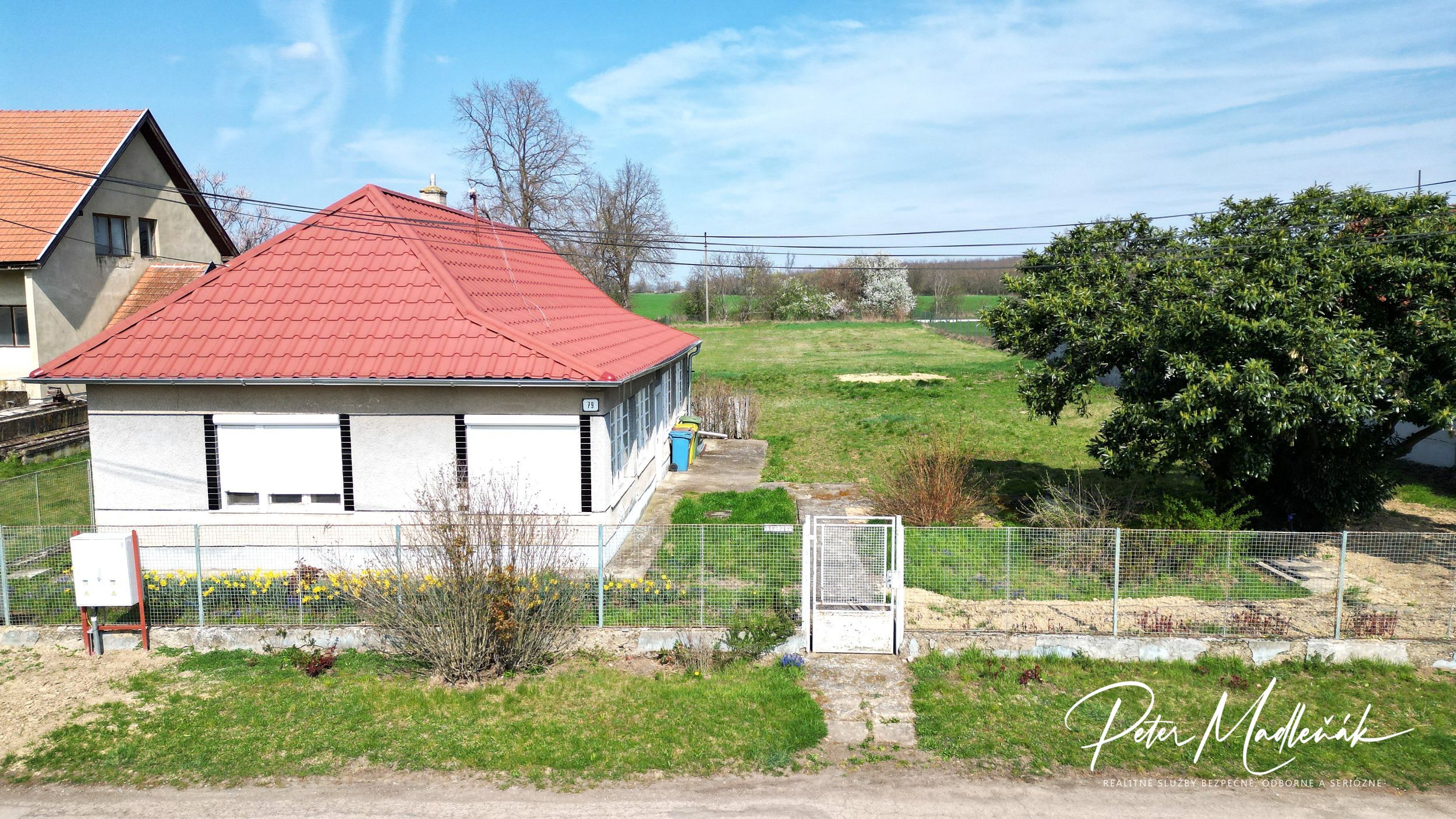 Na predaj starý dom so stavebným pozemkom v obci Poľný Kesov.