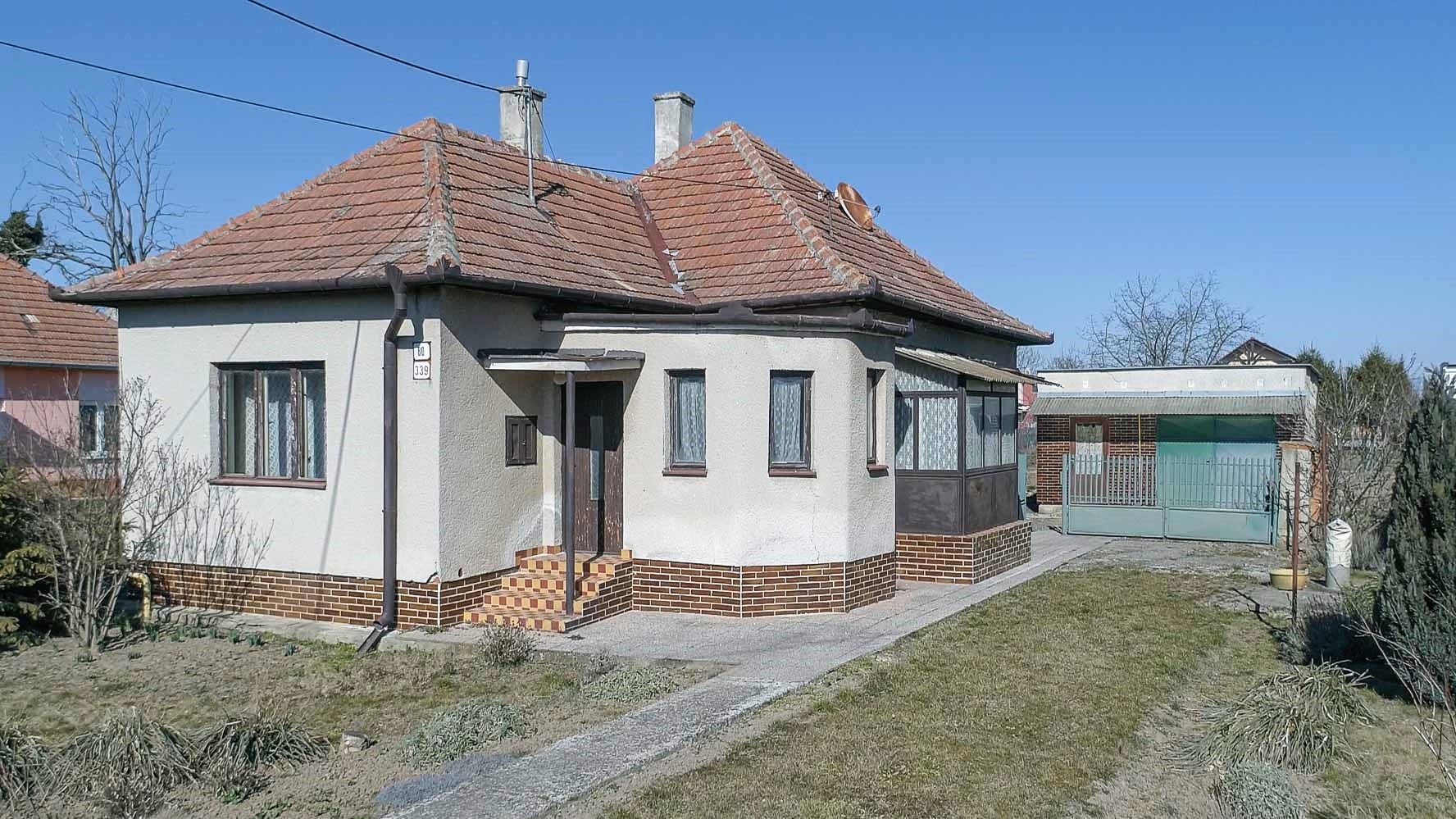 PREDANÉ - Na predaj 3-izbový rodinný dom v pôvodnom stave v obci Ivanka pri Nitre.