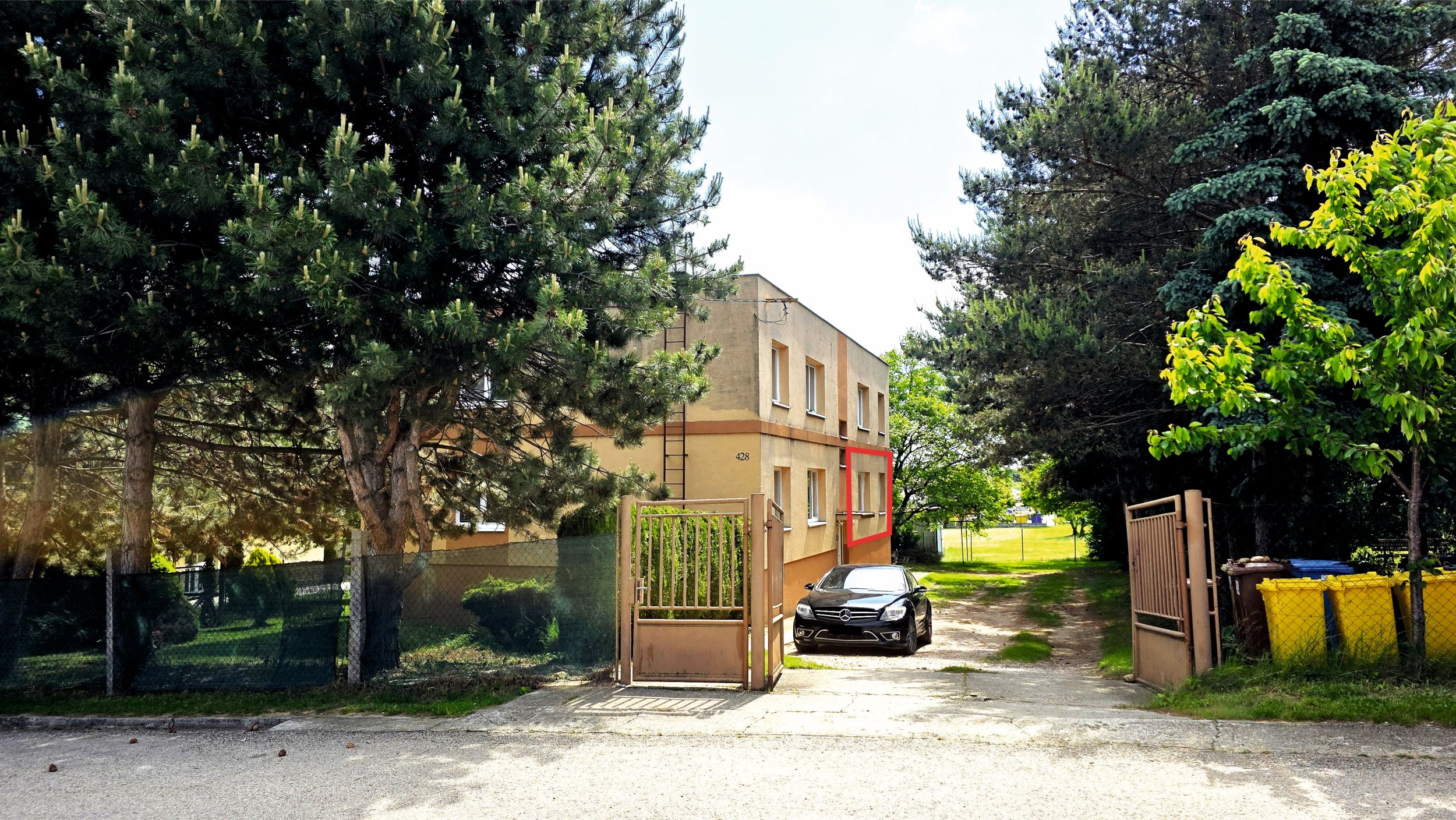 PREDANÉ - Na predaj 3-izbový byt so zeleným dvorom v obci Rišňovce.