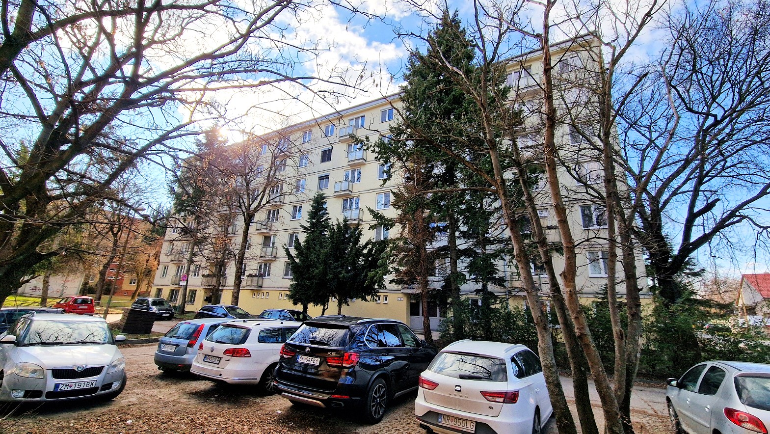PREDANÉ- predaj 3-izbový byt s dvoma francúzskymi balkónmi v širšom centre mesta Nitra.
