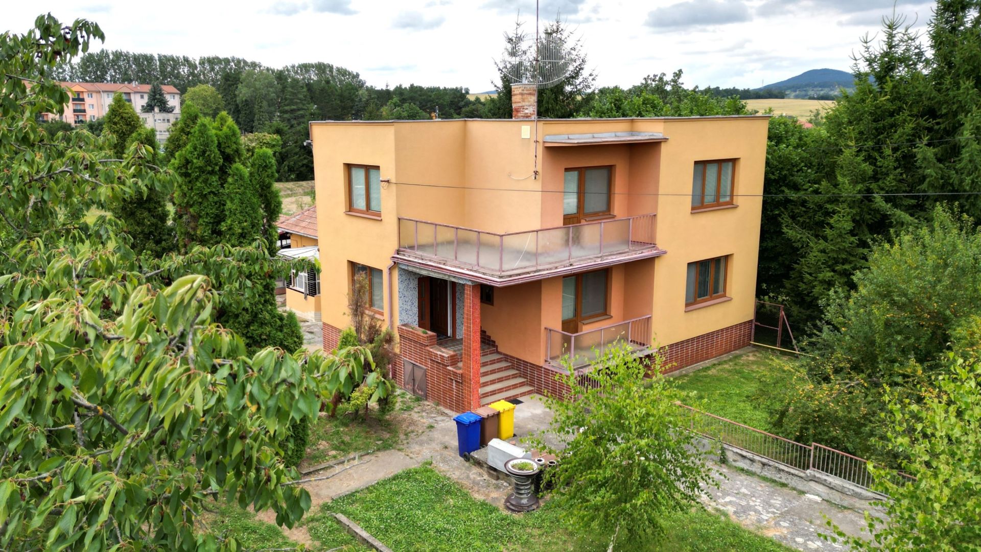 PREDANÉ- Na predaj 4-izbový poschodový rodinný dom s pekným pozemkom v obci Čeľadice.