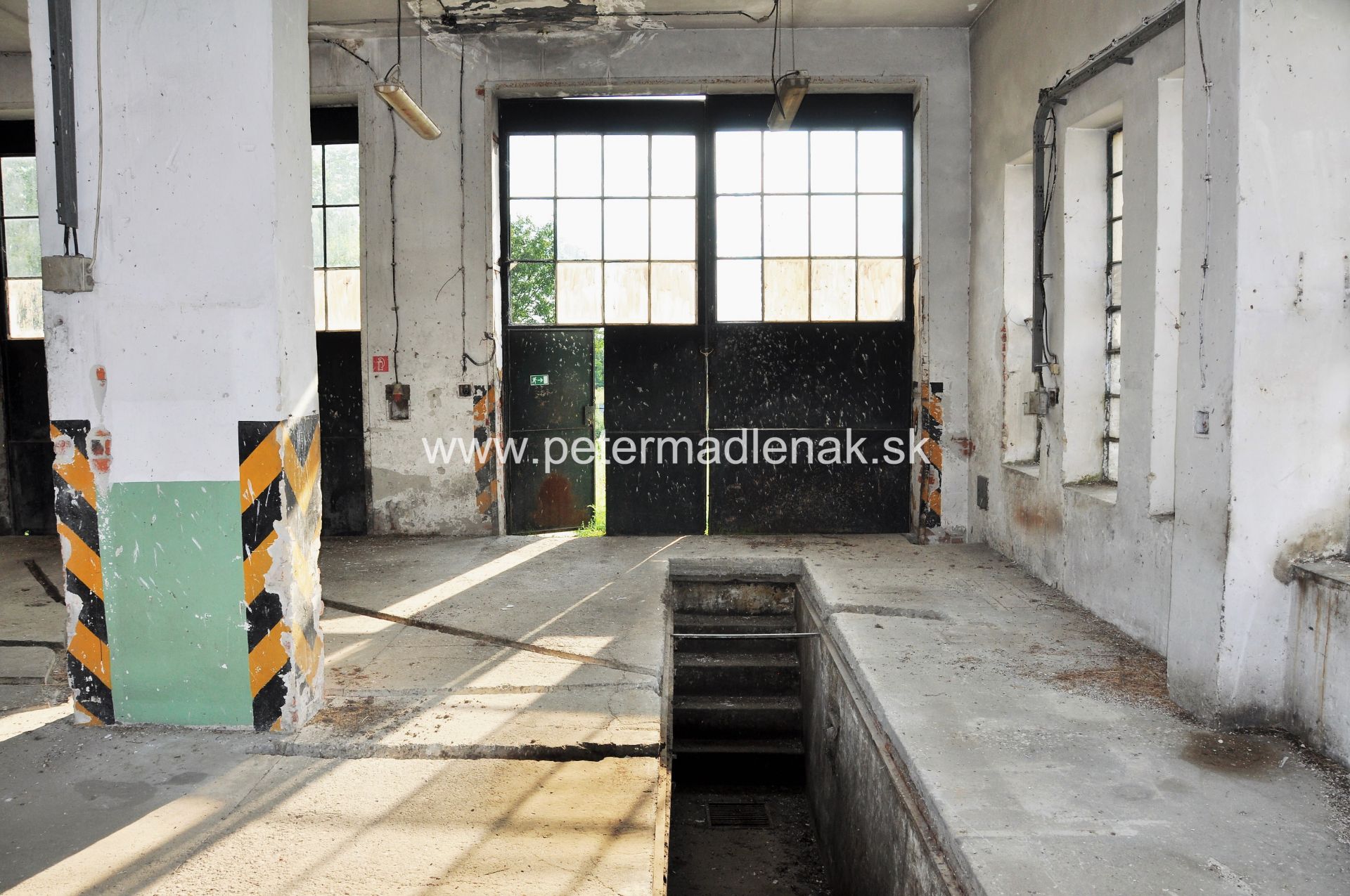 PREDANÉ - Predaj areál na podnikanie v obci Malé Zálužie.