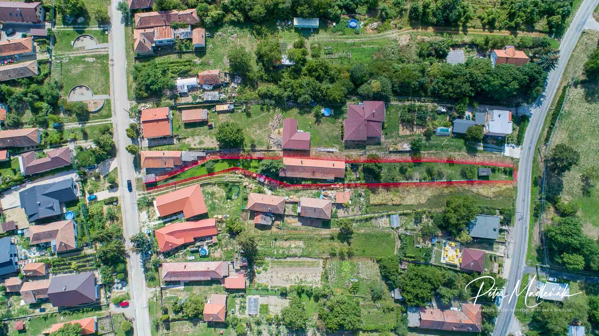 PREDANÉ - Na predaj dom v obci Kolíňany vhodný aj ako chalupa.