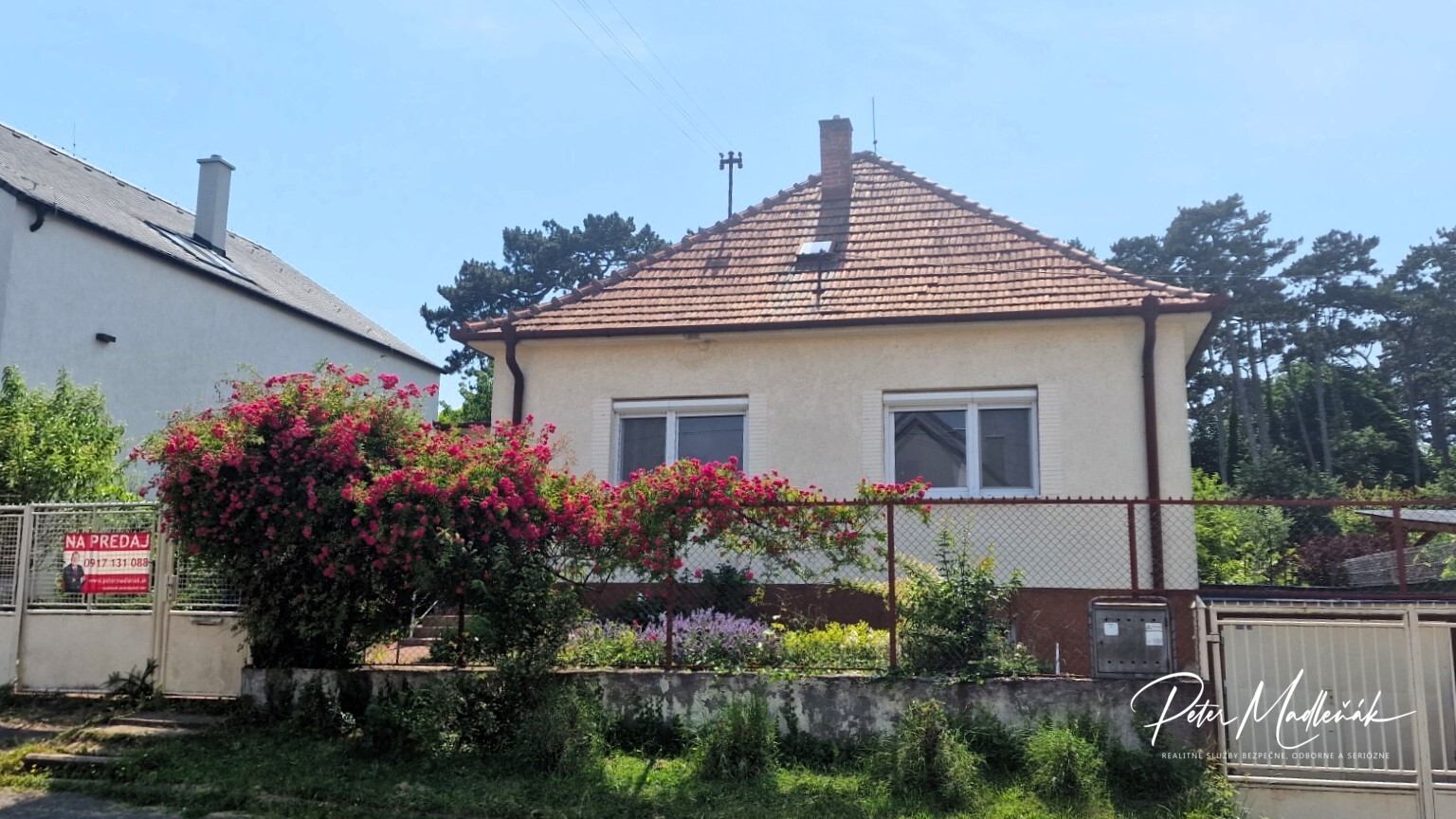 PREDANÉ - Na predaj 3-izbový dom s garážou v širšom centre mesta Nitra.