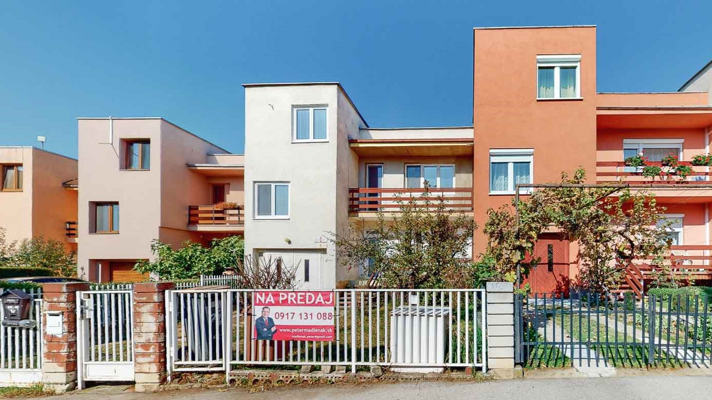 PREDANÉ - Na predaj 5-izbový radový rodinný dom s garážou v lukratívnej spodnej časti Zobora.